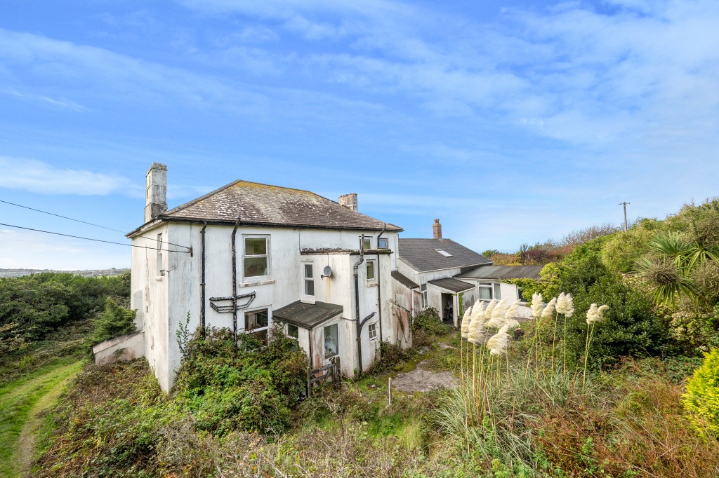 Lot: 47812 - FORMER CAPTAINS HOUSE PLUS THREE-BEDROOM BUNGALOW SET IN OVER 8.5 ACRES OF LAND WITH COUNTRYSIDE AND SEA VIEWS - Rear elevation
